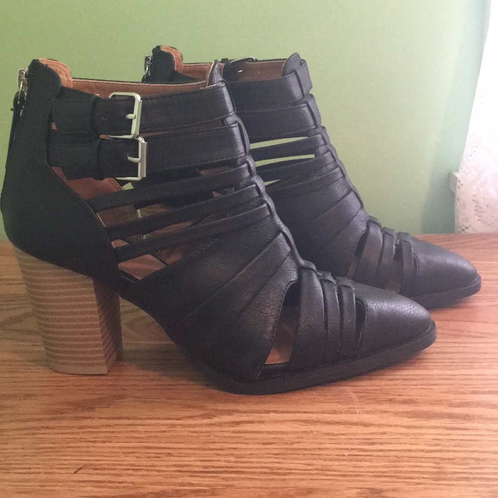 Qupid black cut out pointed booties